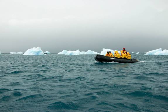Desviando de pequenos icebergs a caminho do desembarque em Turret Point, em King George Island, na Antártida (foto de Jeff Orlowski)
